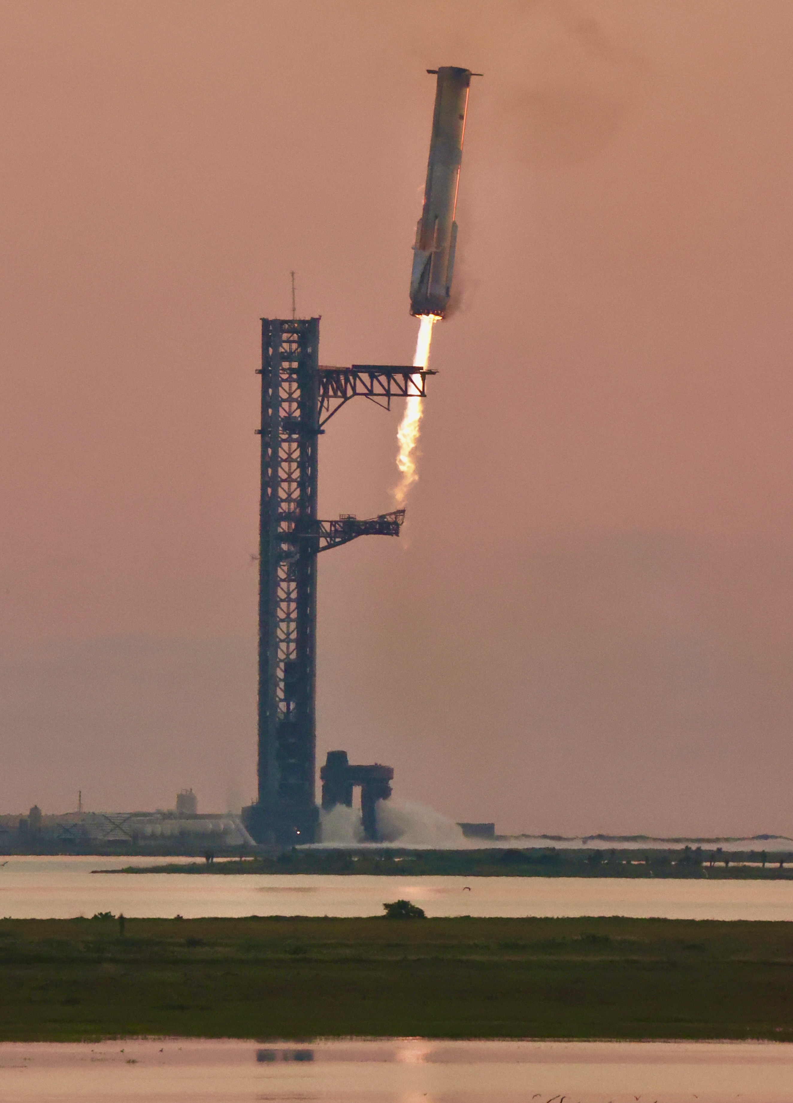 Starship Super Heavy booster returning to Mechazilla — IFT-5